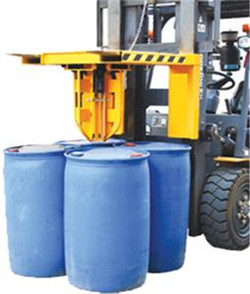叉車(chē)(吊車(chē))專(zhuān)用油桶夾具-夾4個(gè)塑料油桶